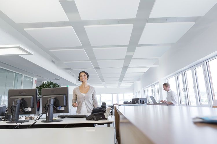 Deckensegel in einem Büro