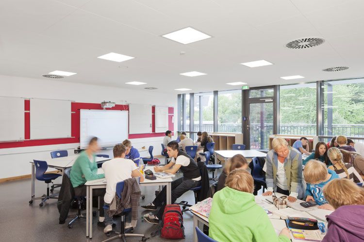 Akustikdecke in einem Klassenraum